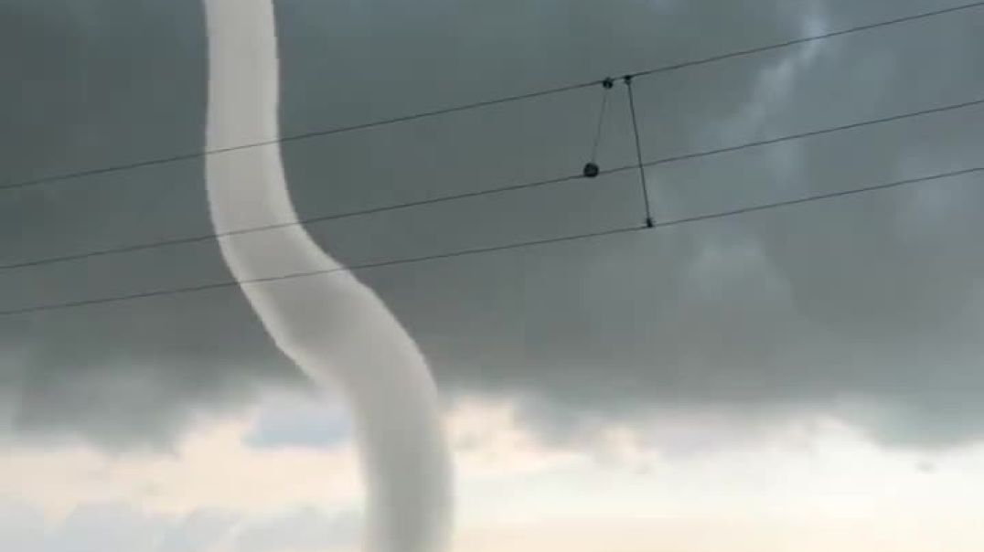 ⁣One of the most photogenic tornadoes in history, South Dakota, June 2025.