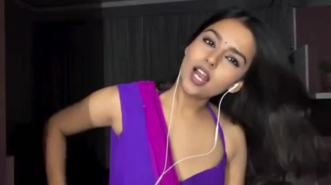 ⁣Cute Indian girl reels video in saree